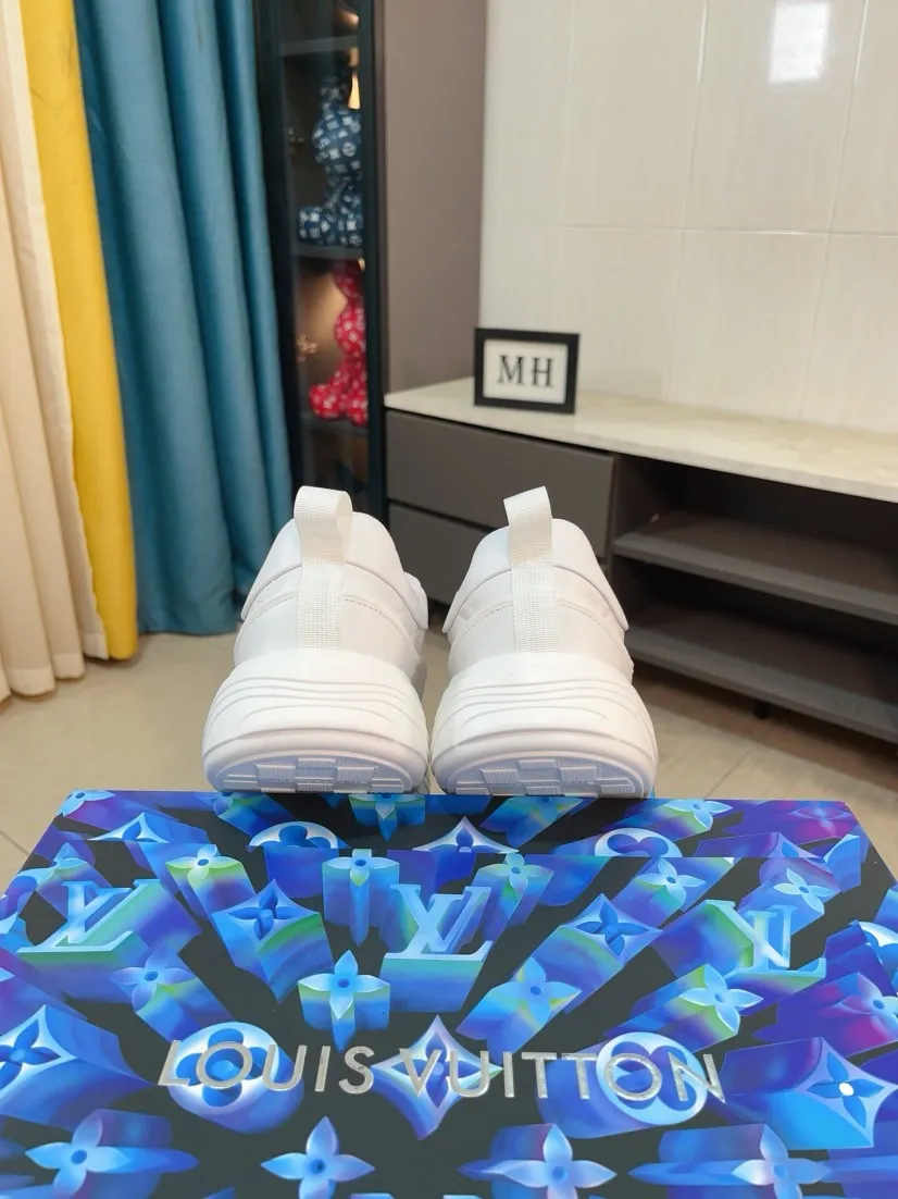Men's men's shoes 💰560🌸🌸 LV style is novel and fashionable, the upper is made of imported cowhide + LV special materials! Super trendy design! It’s eye-catching! The leather is soft, delicate, shiny and translucent, showing the ultimate in pure handcraftsmanship, and the mesh is soft, comfortable and breathable! Size: 39-44 (38 45 customized)